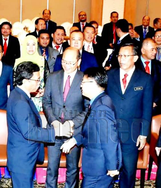 EWON (kanan) menyambut ketibaan Shafie di majlis itu.