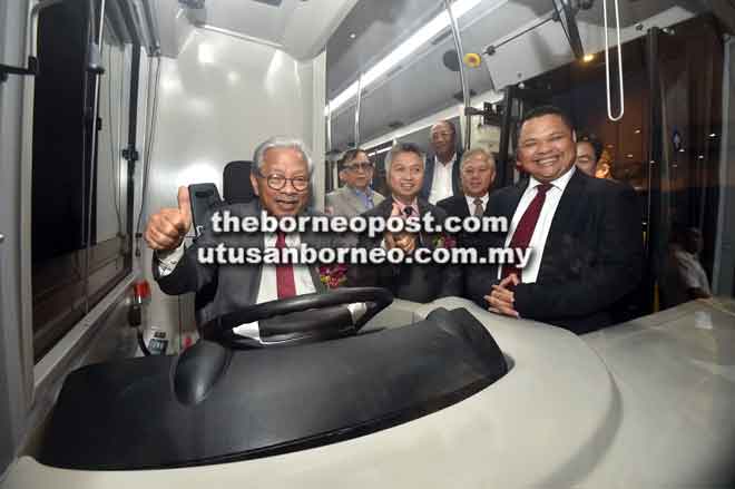  Masing menunjukkan tanda bagus semasa meninjau prototaip bas elektrik CRRC yang dilancarkan di BCCK semalam. Turut kelihatan Menteri Muda Belia dan Sukan Datuk Snowdan Lawan (dua kiri) serta yang lain. 