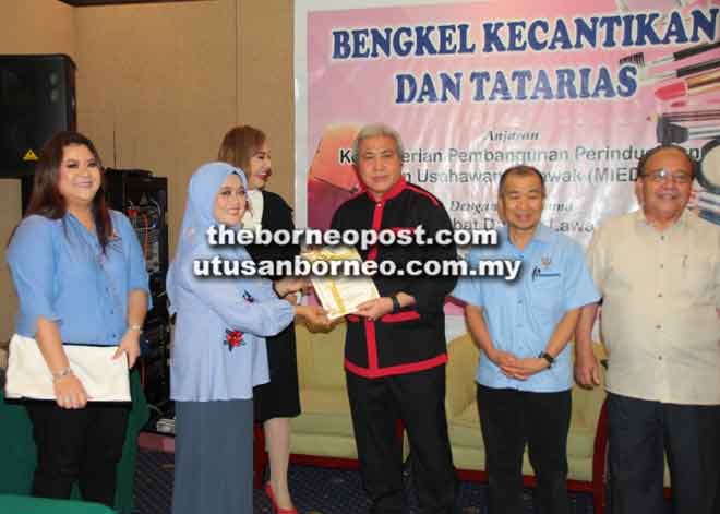  Awang Tengah nyuaka setipikit ngagai bala pesereta woksyop pemajik ‘make-up’ di Lawas ti diatur MEITI seraya dikemataka Naroden enggau Henry Sum.