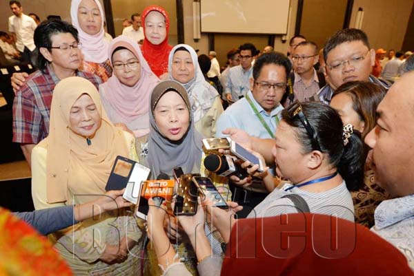 AZIZAH (dua dari kiri) ketika ditemuramah selepas sidang media itu.