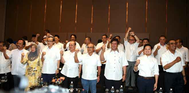  Hajiji (lima kanan) bersama anggota Dewan Undangan Negeri dan anggota Parlimen daripada UMNO mengumumkan keluar dari parti itu ketika sidang akhbar semalam. — Gambar Bernama