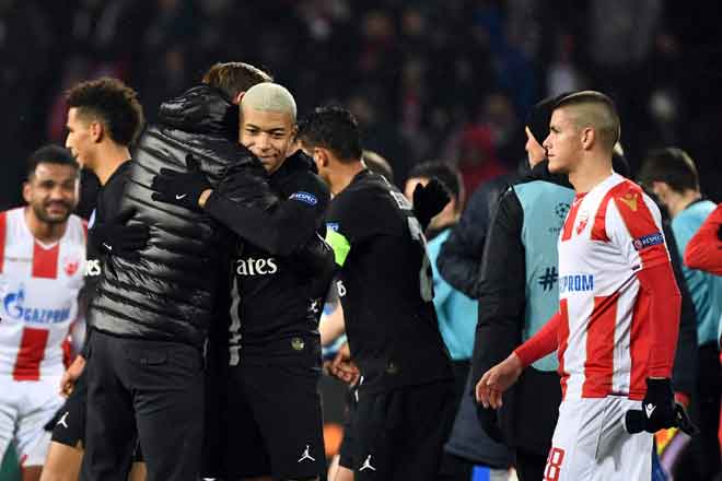  Mbappe (tengah) memeluk Tuchel (kiri) ketika meraikan kejayaan mereka melangkah ke pusingan kedua Liga Juara-Juara selepas menewaskan Red Star di Stadium Rajko-Mitic, Belgarde Selasa lepas. — Gambar AFP