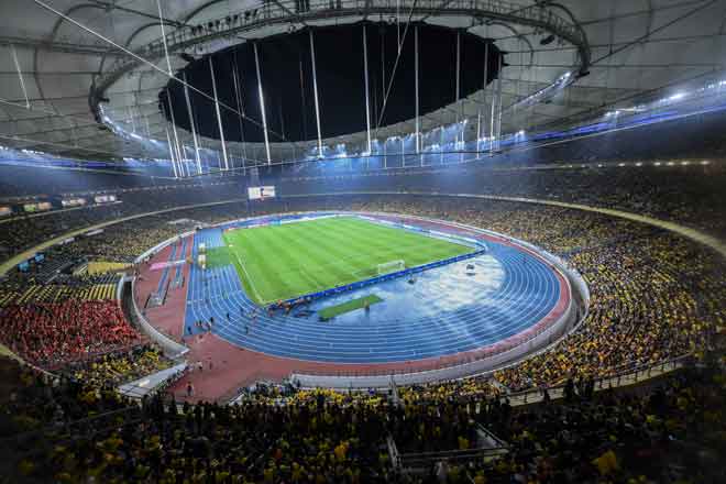  Para penyokong Harimau Malaya memenuhi Stadium Nasional Bukit Jalil bagi memberi sokongan kepada pasukan negara pada Perlawanan Akhir Pertama menentang Vietnam sempena Kejohanan Piala AFF Suzuki 2018 malam kelmarin.  — Gambar Bernama