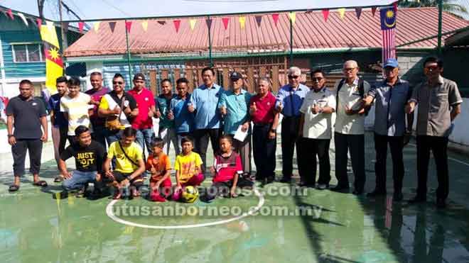  Dr Rahman bergambar bersama penduduk kampung selepas menyempurnakan majlis perasmian Gelanggang Sukan Kampung Bintawa Ulu.