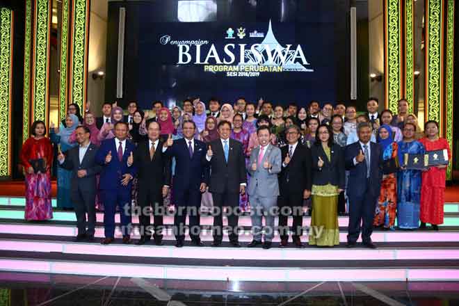  Abang Johari (barisan depan, lima kanan) bergambar bersama tetamu kehormat dan 40 penerima Biasiswa Program Perubatan Yayasan Sarawak di Kuching, semalam.