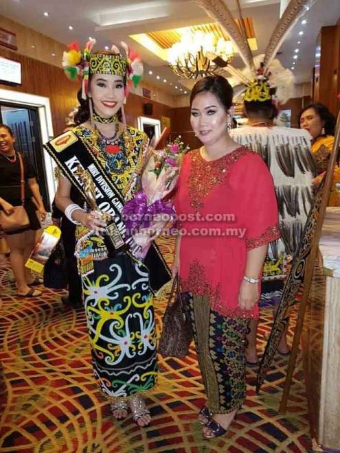  Mageline (berdiri kanan) bergambar bersama Larissa Ping, Miss World Malaysia ketika Larissa memenangi gelaran ‘Keligit Orang Ulu Miri 2017’. 