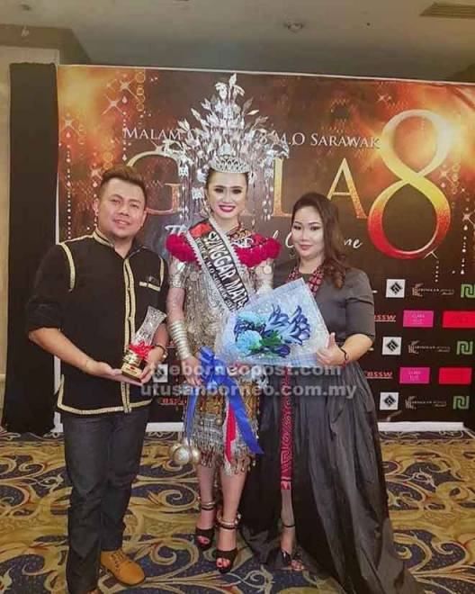  Mageline (kanan) dan Martin (kiri) bersama peserta yang berjaya membawa gelaran ‘Selinggar Matahari’ Malam Gala Sarawak 2018. 