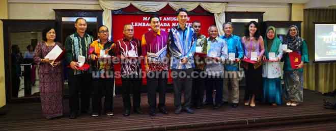  Larry (tengah) dan Philip (lima kiri) merakamkan gambar bersama para penerima Anugerah MPB 2017 malam kelmarin.