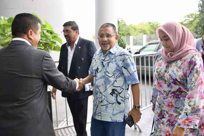  Isa (dua kanan) ditemani isterinya Bibi Sharliza (kanan) hadir ke Ibu Pejabat Suruhanjaya Pencegahan Rasuah Malaysia (SPRM) di Putrajaya, semalam. — Gambar Bernama