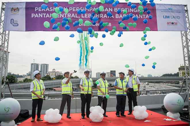  Mohd Anuar (tiga kanan) menyempurnakan perasmian Persimpangan Bertingkat                                    Pantai Sentral, Lebuhraya Baru Pantai di Pantai Sentral Interchange, New Pantai Expressway (NPE) di Kuala Lumpur semalam. — Gambar Bernama