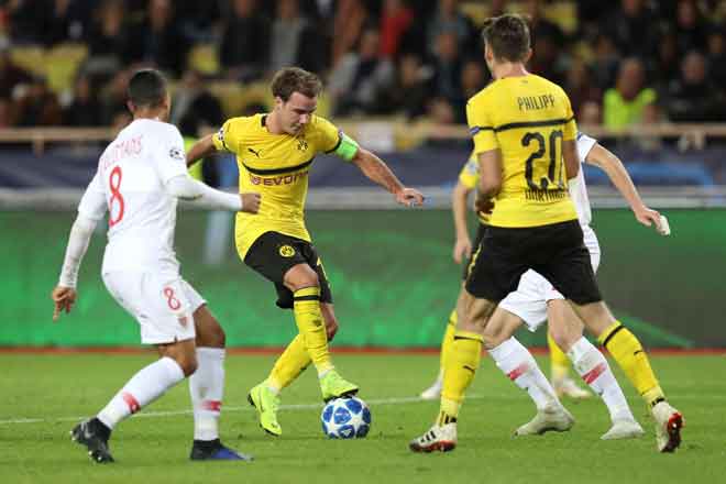  Goetze (tengah) ketika beraksi pada perlawanan Kumpulan A saingan Liga Juara-Juara menentang Monaco di  Stadium Louis II, Monaco Selasa lepas.  — Gambar Reuters