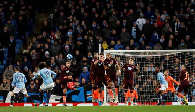  Sane (dua kiri) menjaringkan gol pertama City menerusi tendangan percuma pada perlawanan di Stadium Etihad, Manchester Rabu lepas. — Gambar AFP 