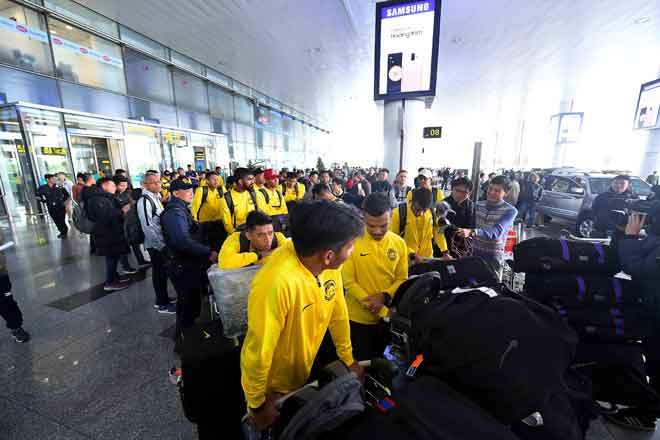  Skuad Kebangsaan tiba di Lapangan Terbang Antarabangsa Noi Bai, Hanoi bagi mengadapi perlawanan akhir kedua menentang Vietnam sempena Kejohanan Piala AFF Suzuki 2018 di Stadium Nasional My Dinh, Vietnam esok. — Gambar Bernama