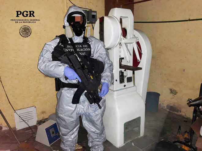  Seorang pakar kimia yang memakai sut perlindungan kelihatan di sebuah makmal pemprosesan dadah fentanyl sulit yang terletak dalam perbandaran Azcapotzalco, di Kota Mexico. — Gambar Reuters
