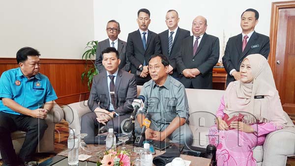 JAUJAN (dua, kanan) pada sidang media selepas menyempurnakan perasmian Seminar Peranan dan Tanggungjawab Ahli Majlis Pihak Berkuasa Tempatan Sabah 2018, di sini pada Jumaat. 