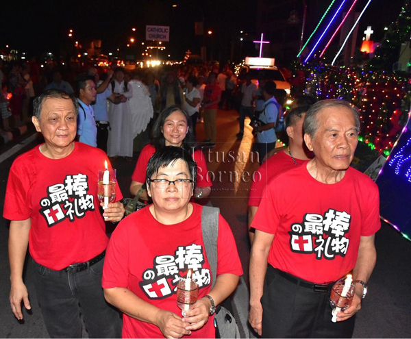 Datuk Tiong Thai King (kanan) bersama tetamu jemputan menyertai perarakan Krismas di Dataran Tun Tuanku Bujang.