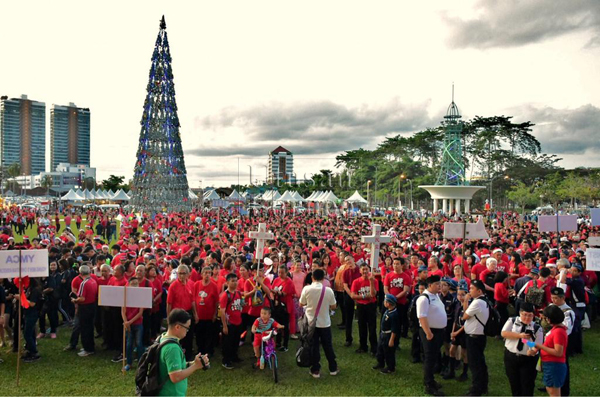 Kemeriahan sambutan perarakan Krismas di Dataran Tun Tuanku Bujang.