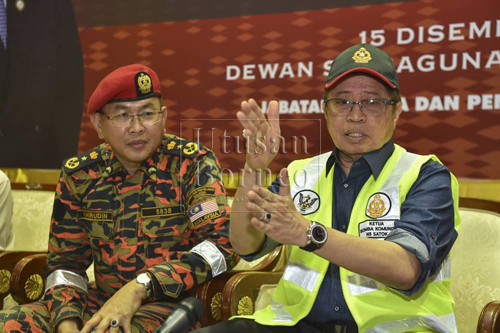 Abang Johari bersama Khirudin (kiri) semasa sidang media selepas majlis penutupan Program Bomba Komuniti Satok, di sini, hari ini.