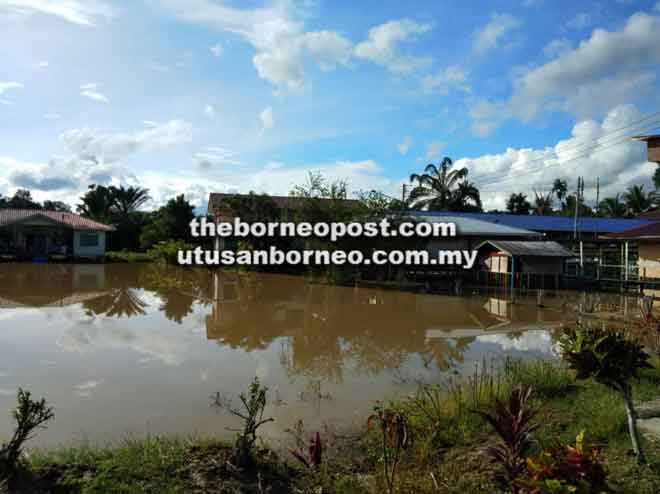  Padang SK Tuah ditenggelami air setinggi setengah kaki semalam.