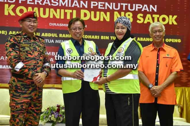  Abang Johari menyampaikan sijil kepada ahli pasukan Bomba Komuniti yang menyertai program sambil disaksikan Khirudin (kiri) dan Datuk Bandar Dewan Bandaraya Kuching Utara (DBKU) Datuk Abang Abdul Wahap Abang Julai (kanan).