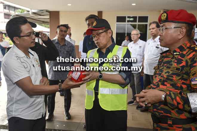  Khirudin (kanan) mengiringi Abang Johari yang mengadakan lawatan sempena Program Bomba Komuniti Satok di Kuching, semalam.