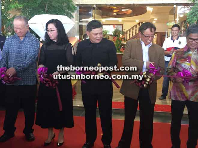  Abang Johari (dua kanan) bersama Huang (tengah), Dr Annuar dan tetamu memotong reben merasmikan Bangunan Korporat M.M Golden (M) Sdn Bhd.