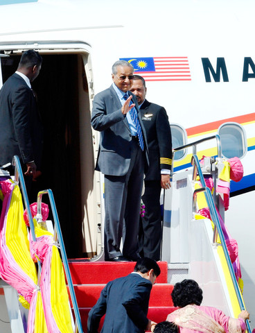 Dr Mahathir dan isteri Tun Dr Siti Hasmah Mohamad Ali menaiki pesawat khas pulang ke Malaysia setelah menamatkan lawatan kerja dua hari ke Thailand di Pangkalan Tentera Udara Diraja Thailand Don Mueang, hari ini. - Gambar Bernama 
