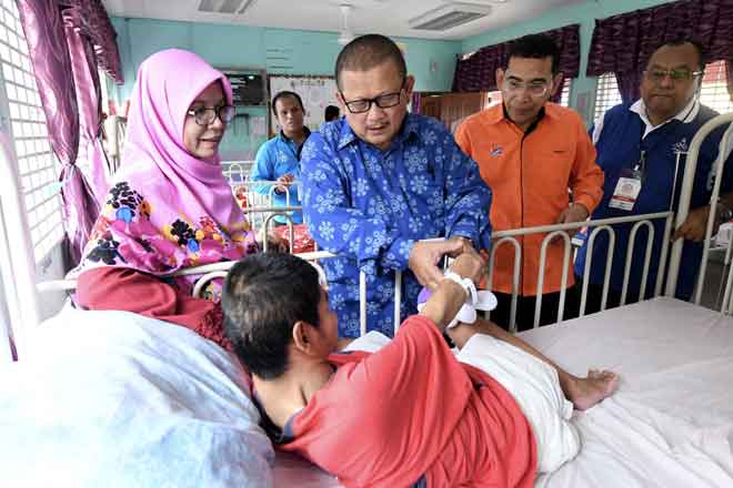  Mohd Shukree (dua kiri), Mohammad Hanafi (tiga kiri) dan Nor Azizah (kiri) beramah mesra bersama penghuni taman itu pada Program Amal ‘Co-op Care’ sempena Hari Sukarelawan Sedunia di Kuala Kubu Bharu, semalam — Gambar Bernama