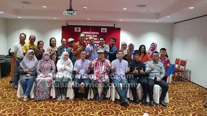  (duduk tiga dari kanan) Jaya, Poul, Abizai dan Huzna bersama sebahagian penggiat sastera dan ahli PUTERA yang hadir semasa Program Semarak Sastera PUTERA anjuran Persatuan Penulis Utara Sarawak (PUTERA) dan Dewan Bahasa dan Pustaka (DBP) di sini, kelmarin.