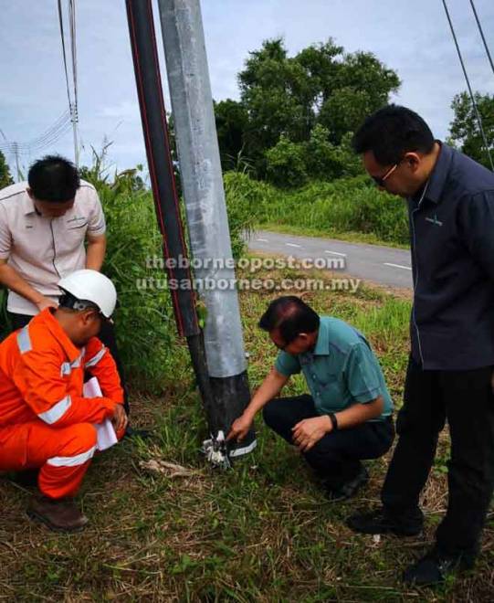  Lee (dua kanan) memeriksa salah satu tiang penyambung utama, yang turut menjadi sasaran pencuri, sambil diperhatikan Tan (kanan) dan pegawai SEB yang lain. 