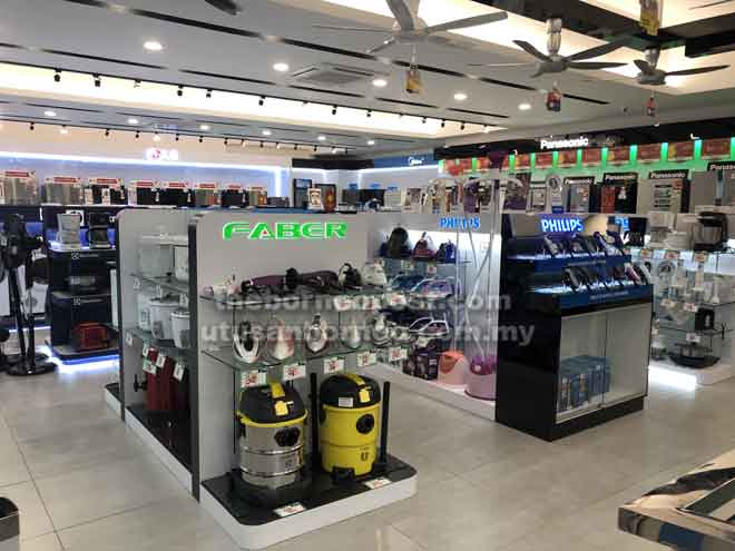  Sebahagian daripada rangkaian barangan elektrik dan elektronik yang terdapat di cawangan baharu CL Khoon di Saradise Kuching.