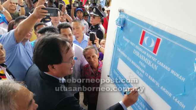  Baru menurunkan tandatangan ke atas plak perasmian Pejabat PKR Mukah semalam. 