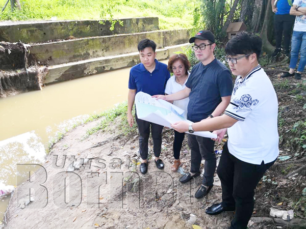 WONG (dua, kanan) ketika melawat tapak projek Rancangan Tebatan Banjir Sungai Anib.