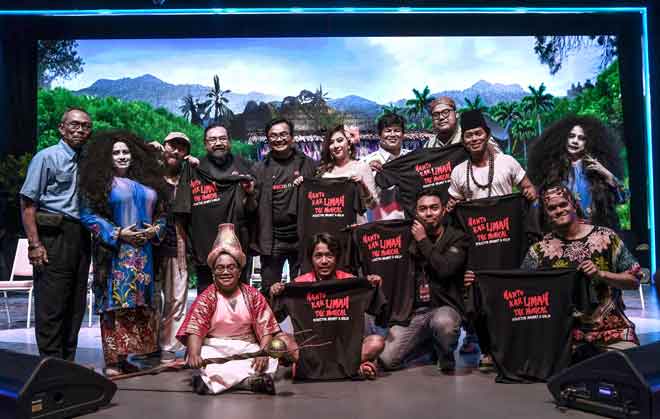  Para pelakon Teater Muzikal Hantu Kak Limah bergambar bersama selepas persembahan pada sesi Pra-tonton Teater Muzikal Kak Limah di Movie Animation Park Studio (MAPS) baru-baru ini. — Gambar Bernama