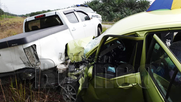 KEADAAN kereta yang remuk di bahagian depan tepi kiri akibat terlanggar kereta pacuan 4X4 yang diparkirkan di bahu jalan di KM58 Jalan Beluran-Telupid menyebabkan dua kanak-kanak cedera. – Foto IPD Beluran. 