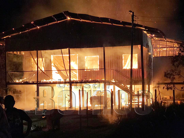 KEBAKARAN yang memusnahkan sebuah rumah dan kereta di Kampung Ketiau Putatan. 