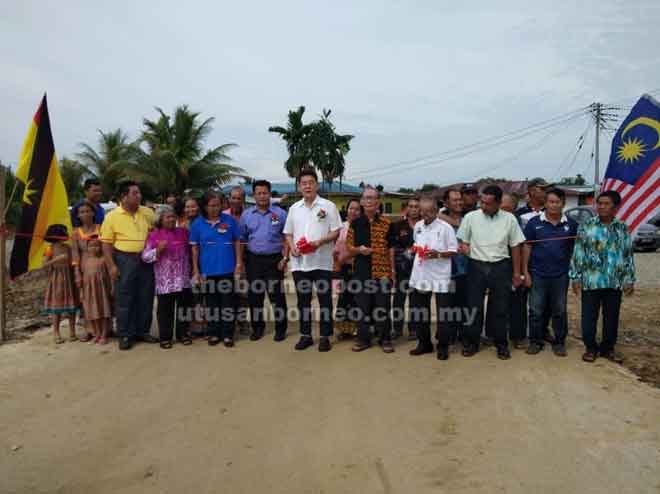  Ding (tengah) bersama yang lain ketika merasmikan projek tempat parkir di Rumah Suring, semalam.