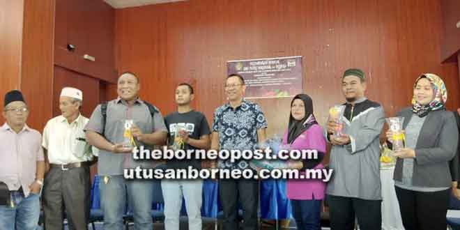  Abdullah (empat kanan) bergambar bersama pemenang pelbagai pertandingan yang diadakan sempena Program Kemasyarakatan di anjuran PBB dan SABERKAS Maradong.
