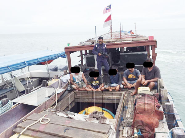 WARGANEGARA Indonesia yang ditangkap ketika cuba memasuki perairan negara tanpa dokumen.