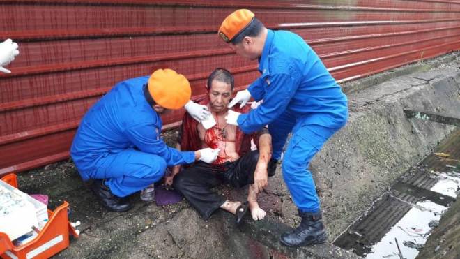 Pasukan Angkatan Pertahanan Awam Sibu memberi rawatan sebelum mangsa dikejarkan ke Hospital Sibu.