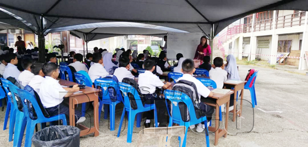 SESI pengajaran dan pembelajaran murid-murid berjalan seperti biasa meskipun berada di bawah khemah. 