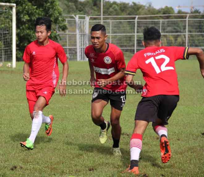  Rian (kiri) melakukan larian pada sesi latihan di Padang D, Petra Jaya.