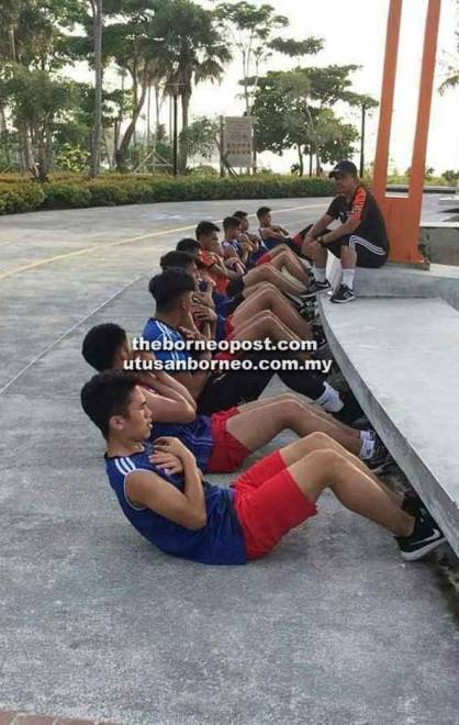  Pemain-pemain PP MSNS Miri menjalani latihan fizikal sambil dipantau jurulatih Hakimi.