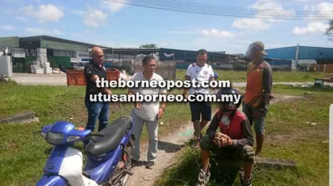  Dua individu dicekup selepas dipercayai terlibat kes curi besi dan motosikal. 