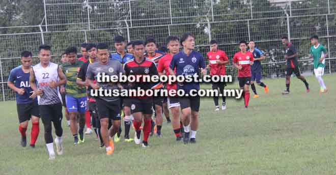  Pemain memanaskan badan sebelum memulakan sesi latihan.