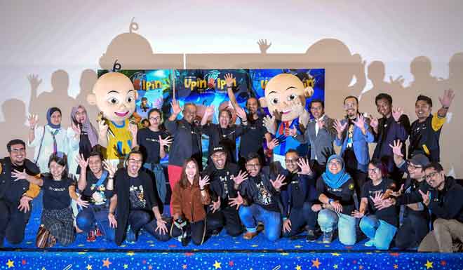  Pengarah Urusan Les’ Copaque yang juga penerbit filem animasi ‘Upin & Ipin Keris Siamang Tunggal’, Burhanuddin Md Radzi ketika bersama kru produksi Les Copaque pada majlis pelancaran poster Upin & Ipin Keris Siamang Tunggal dan trailer filem baru-baru ini.  — Gambar Bernama