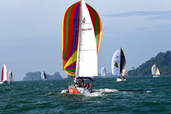  Perlumbaaan hari ketiga Kejohanan Regatta Antarabangsa Diraja Langkawi (RLIR) 2019 di Langkawi semalam. — Gambar Bernama