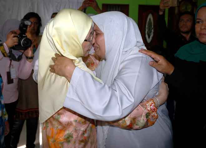  Wan Azizah (kiri) menenangkan balu Ahli Dewan Undangan Negeri (ADUN) Semenyih, Basirah (kanan) ketika menziarahi keluarga mereka di Semenyih, semalam. — Gambar Bernama