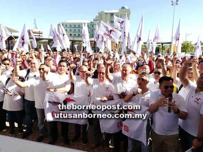  Henry (tengah), Awangku Jinal (lima kiri) bersama melaungkan semangat GPS di Dataran Bandar Lawas semalam.