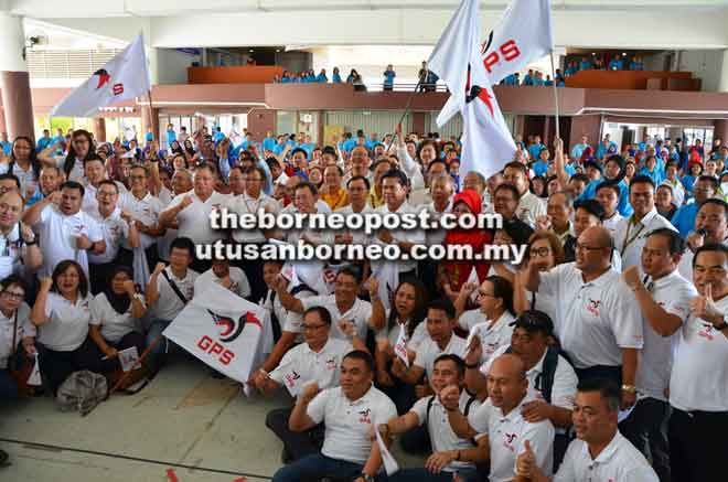  Rombongan Jelajah GPS diketuai Gerald (tengah) bersama Abang Johari, Tiong (tengah) serta perwakilan parti komponen pada Jelajah Bendera GPS di Bintulu semalam.